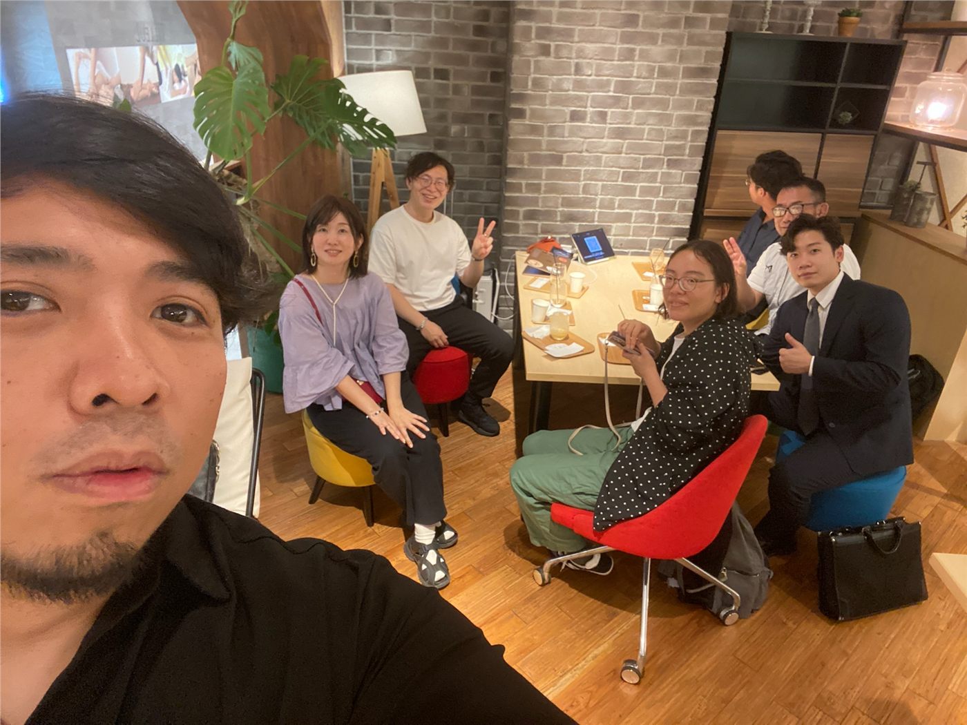カフェのテーブルを囲んで集まった参加者