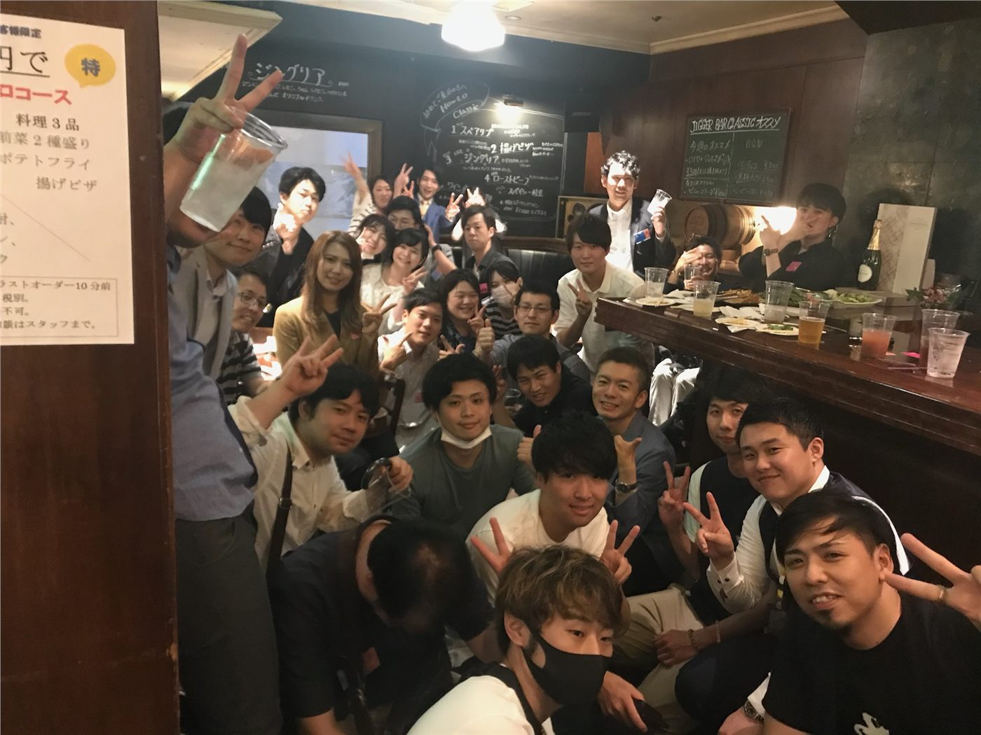 室内のイベント会場に集まった多くの参加者