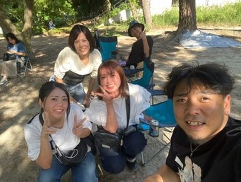 緑のある屋外で一緒に過ごす参加者の皆さん