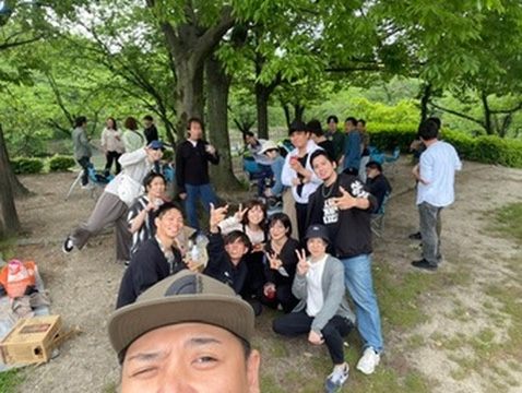 木々に囲まれた屋外交流会