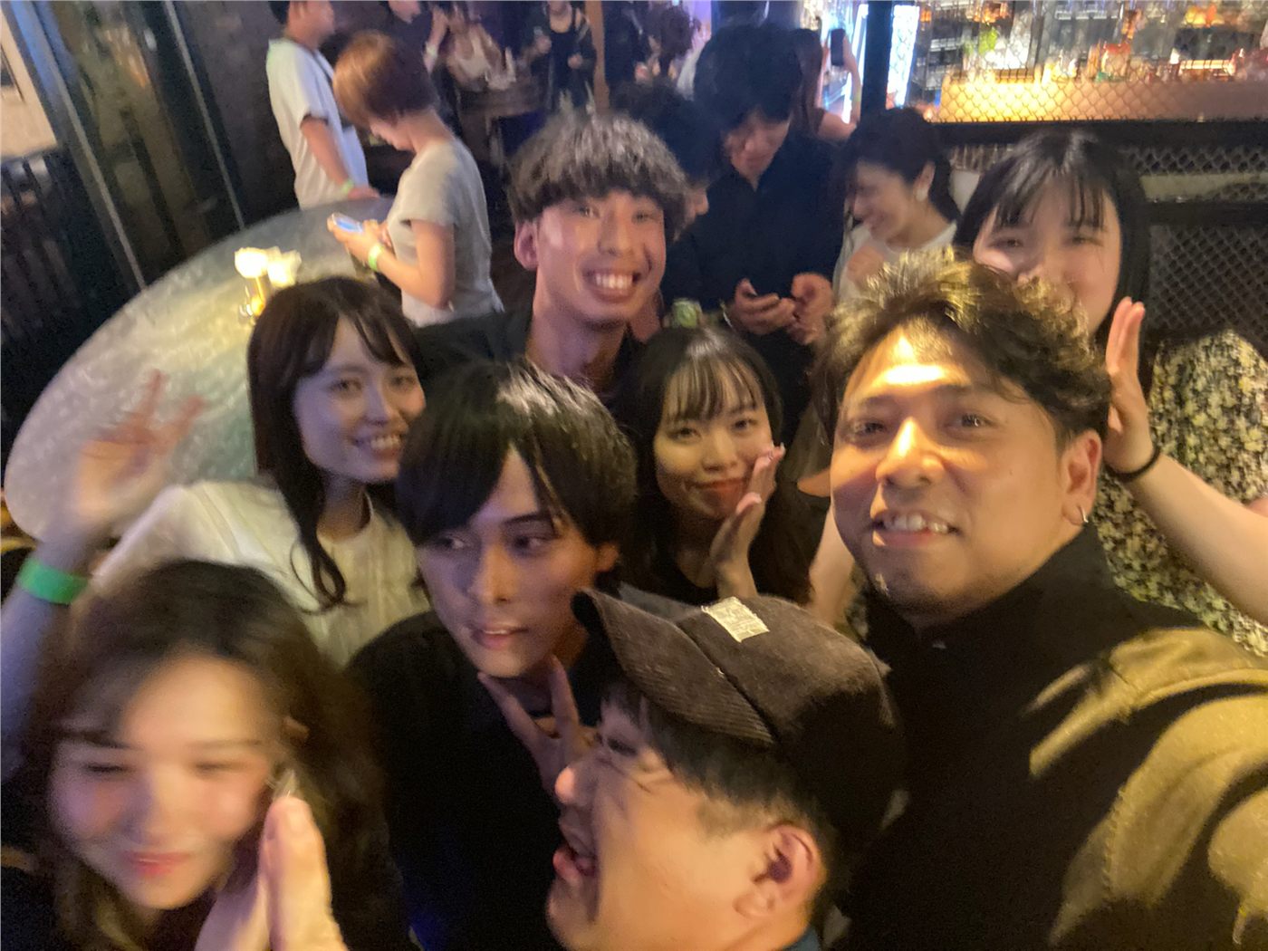 交流会で会話を楽しむグループ