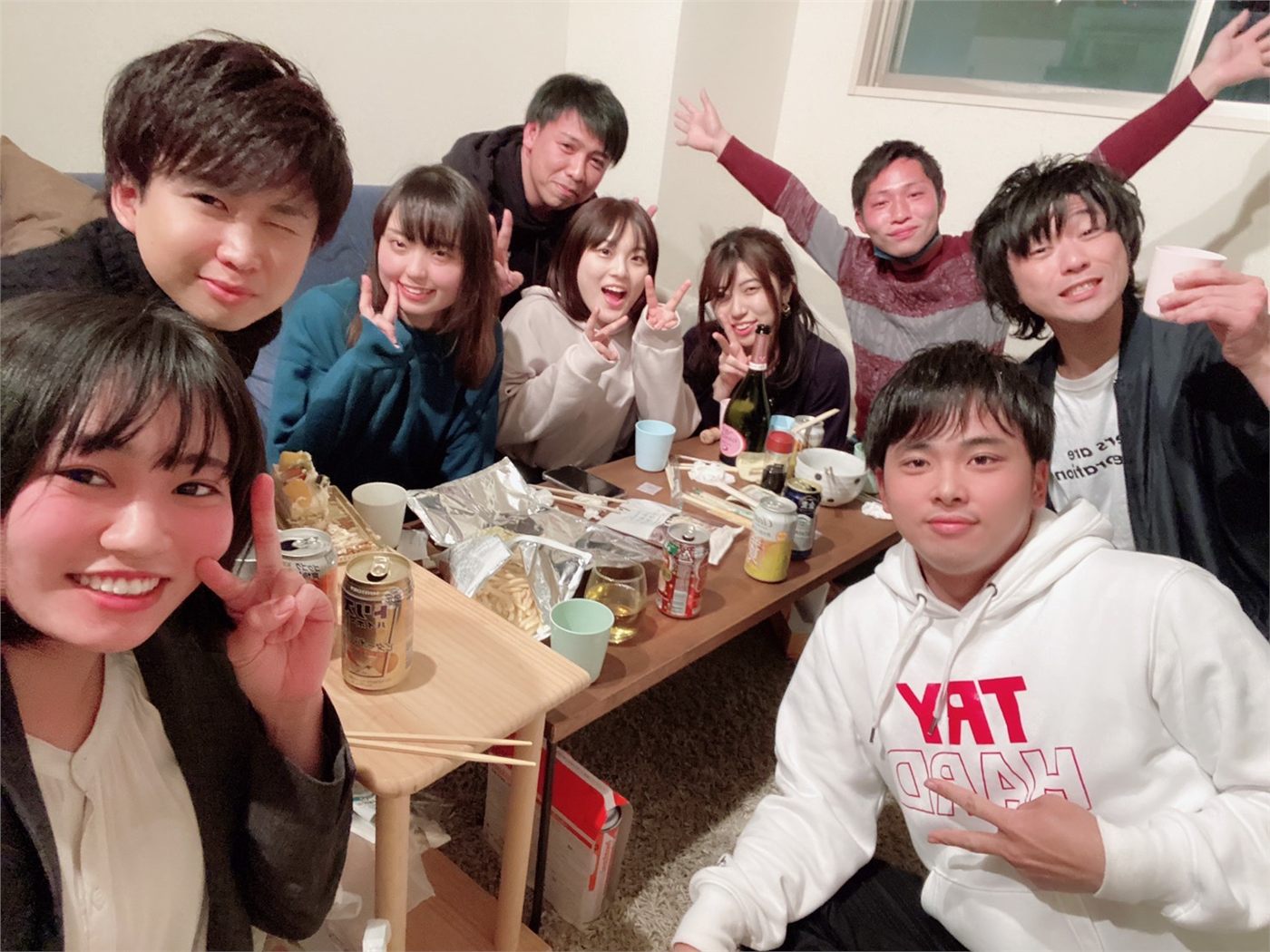 テーブルを囲んだ交流イベントの参加者