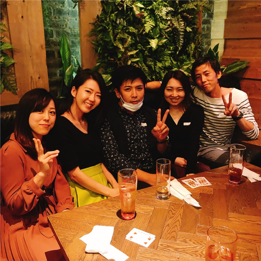 テーブルを囲んで過ごす交流会