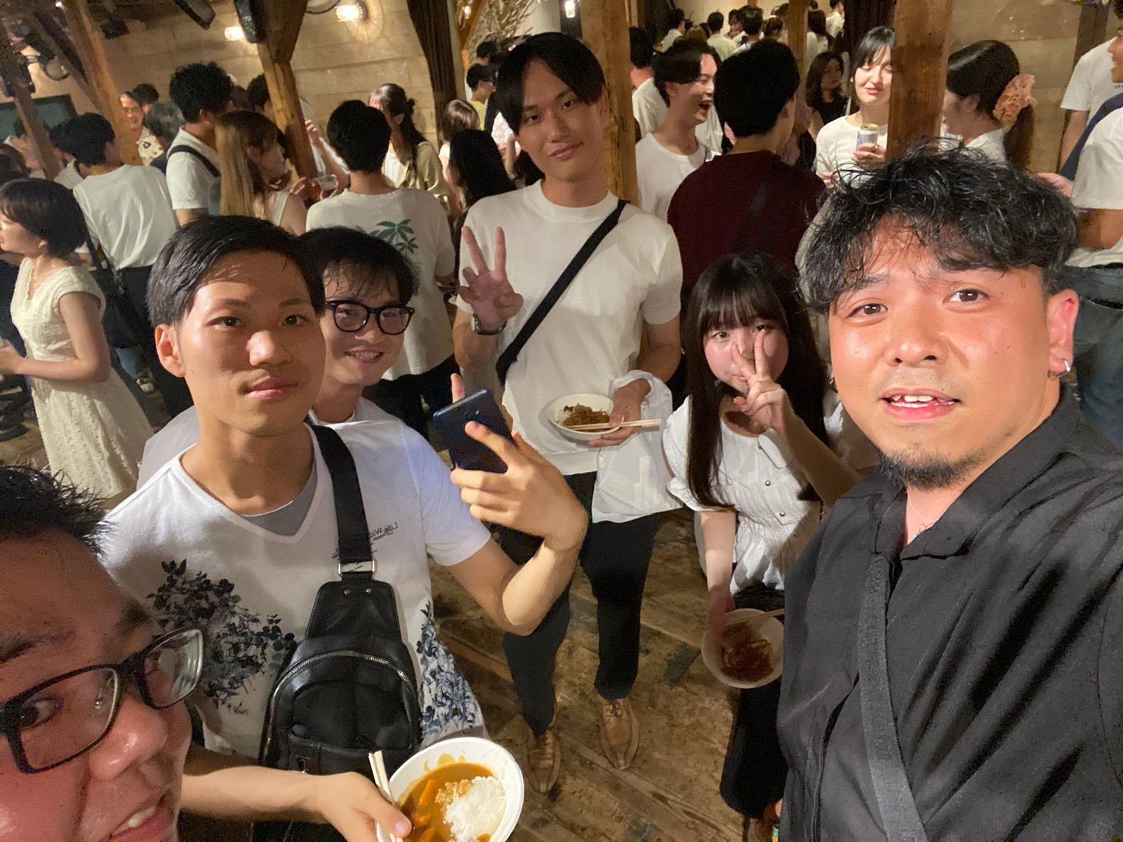 参加者と一緒に写るParty Plus主催者の大沼 久